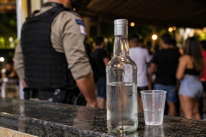 Responsável por estabelecimento é presa após PM flagrar adolescente consumindo bebida alcoólica na Praia do Francês