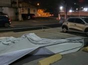 Agentes comunitários de saúde e de combate de endemias desocupam acampamento na frente da SMS