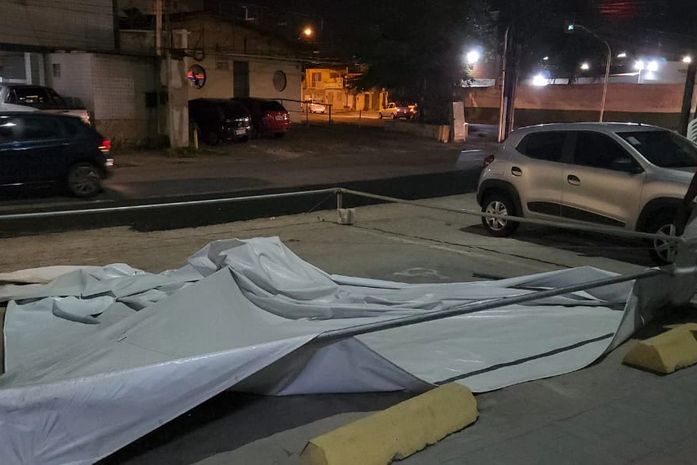 Agentes comunitários de saúde e de combate de endemias desocupam acampamento na frente da SMS