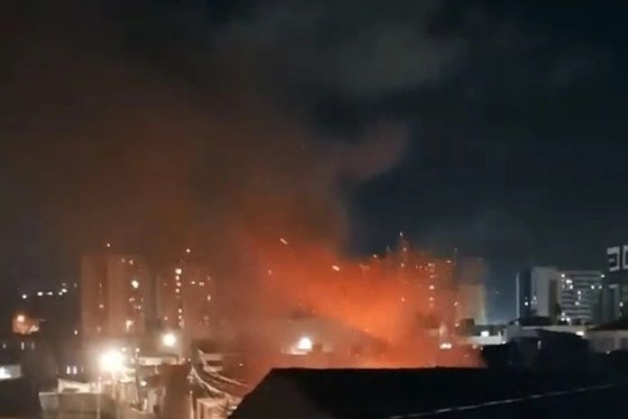 Incêndio de grandes proporções destrói casa e deixa família sem nada em Maceió