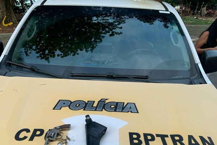 Mulher é presa após ser flagrada com arma de fogo durante blitz no Vergel do Lago