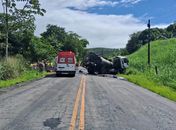 Colisão, saída de pista e queda em ribanceira:  acidente entre quatro veículos deixa um morto e dois feridos na AL-424; veja vídeo