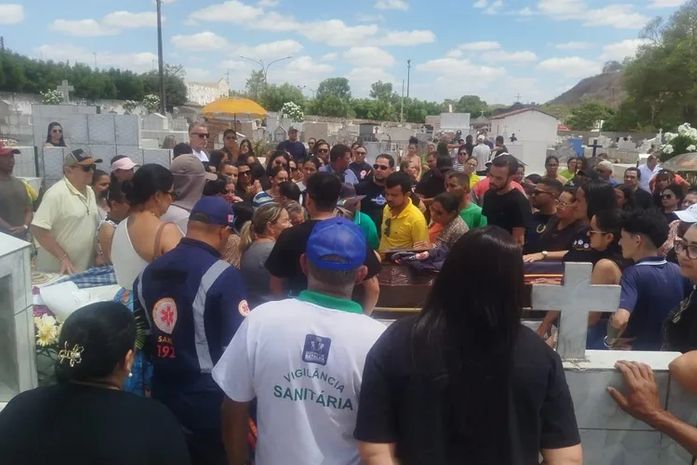 Corpo de enfermeiro morto a tiros em motel é sepultado sob forte comoção no Sertão de AL