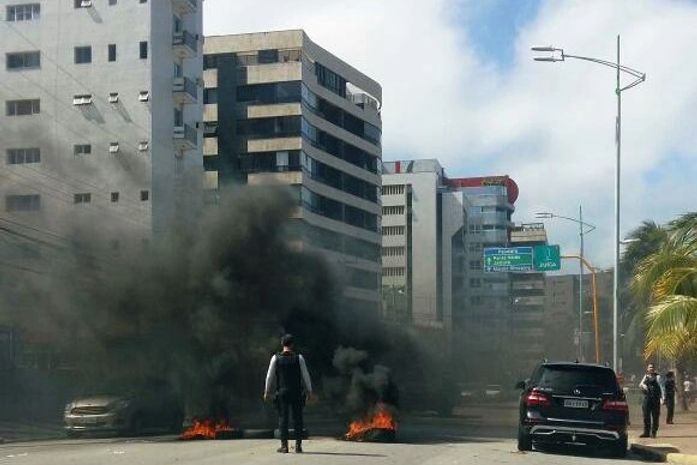 Manifestantes interditaram avenida na orla