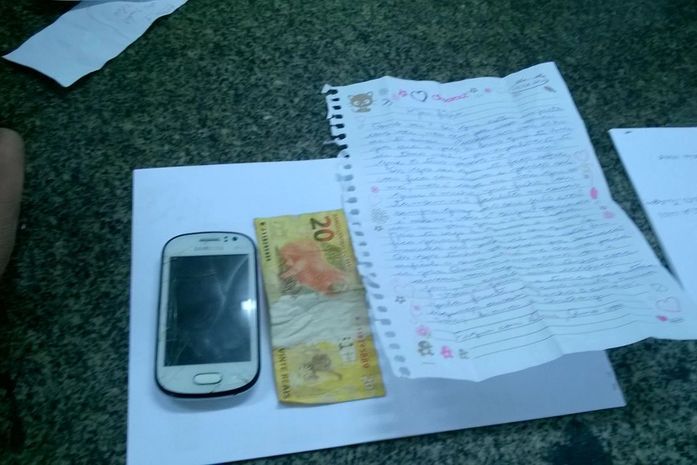 Prestador de serviço é flagrado tentando entregar celular para preso