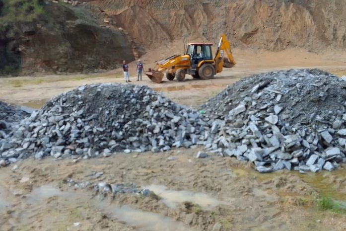 Prefeitura de Santana do Mundaú realiza serviços de recuperação de estradas