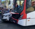 Colisão entre carro e ônibus deixa feridos e trava trânsito no Centro de Maceió