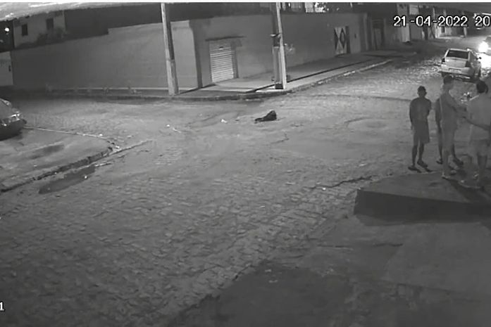 Polícia divulga imagens de suspeitos arrastando vítima para linchamento no Tabuleiro; veja vídeo