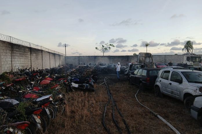 Chamas tomam pátio da Polícia Civil e destroem mais de 100 motos em Rio Largo