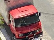 Caminhão estacionado compromete tráfego em rua da Jatiúca