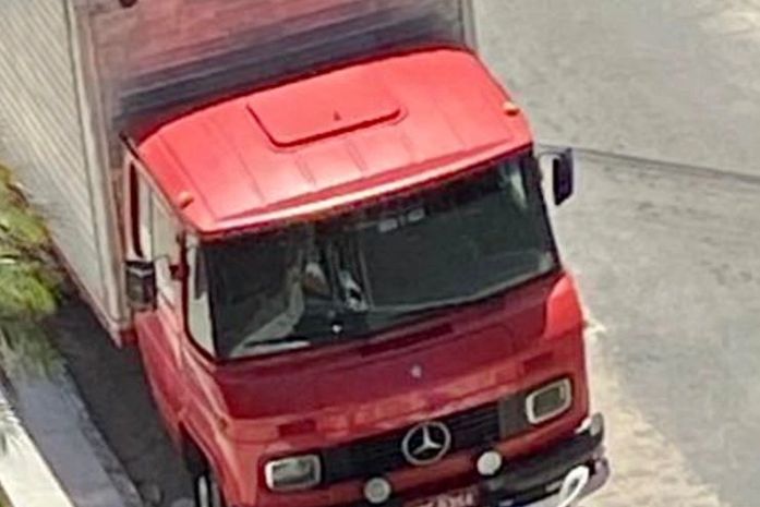 Caminhão estacionado compromete tráfego em rua da Jatiúca