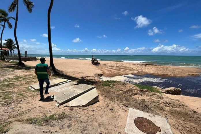 Após denúncia, construtoras são autuadas por lançamento de resíduos na orla da Jatiúca