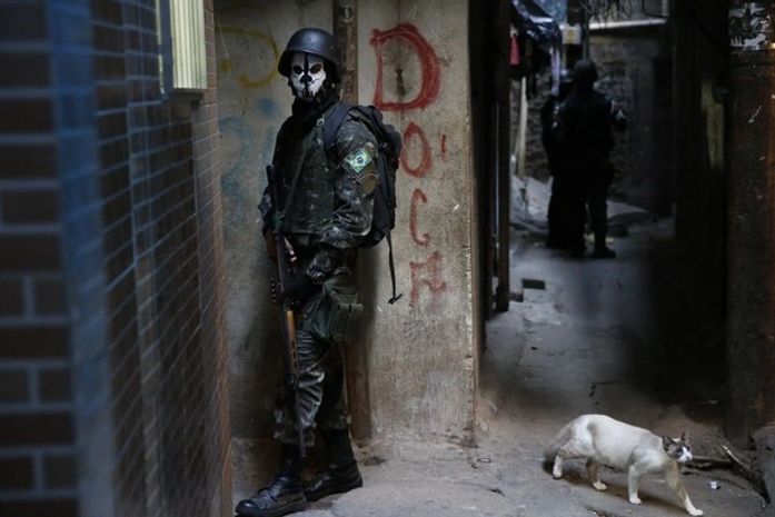 Forças Armadas investigam ex-militares que treinam criminosos em favelas no Rio