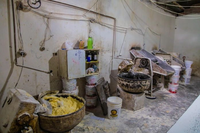 Estabelecimento não apresentou alvará sanitário e funcionava em local insalubre.