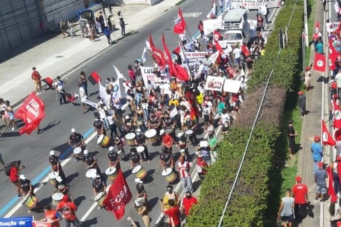 Com bandeiras vermelhas, manifestantes saem às ruas contra o governo Bolsonaro em AL e mais 300 cidades do país