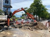 Grande vazamento interdita via, complica trânsito e pode afetar abastecimento na Jatiúca