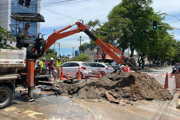 Grande vazamento interdita via, complica trânsito e pode afetar abastecimento na Jatiúca