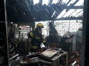 Incêndio atinge residência e duas pessoas ficam feridas