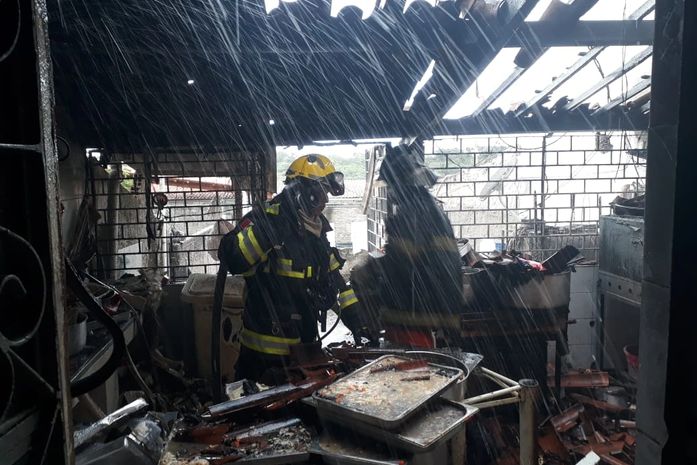 Incêndio atinge residência e duas pessoas ficam feridas