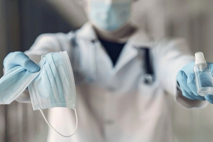 Infectologista alerta que medidas sanitárias devem ser mantidas mesmo após vacinação