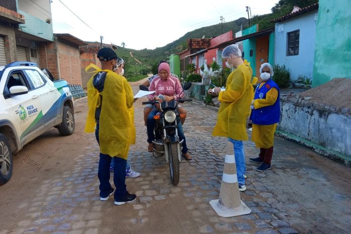 Equipes atuam também averiguando as condições de saúde de quem está entrando na cidade