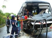 Parte frontal do ônibus ficou parcialmente destruída