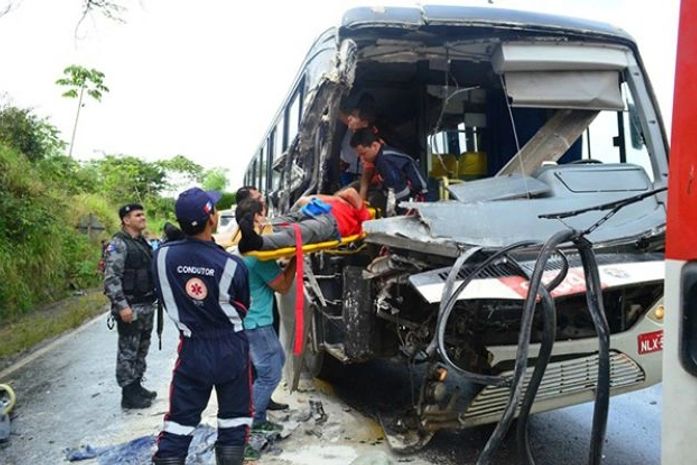 Parte frontal do ônibus ficou parcialmente destruída