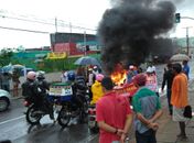 Manifestantes fecharam a rua em frente ao IFAL na Pedro Monteiro