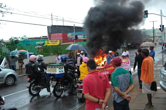 Manifestantes fecharam a rua em frente ao IFAL na Pedro Monteiro