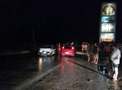 Três pessoas ficam feridas após colisão entre dois veículos