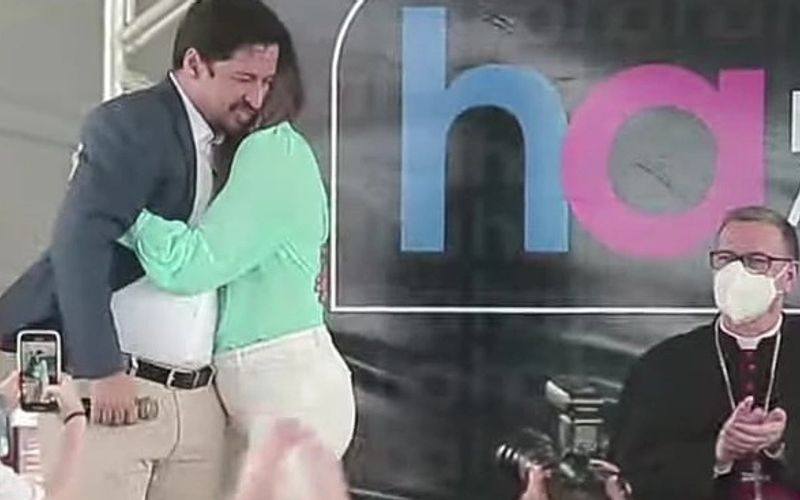 Rodrigo abraça irmã após discurso emocionado