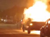 Carro é completamente destruído por incêndio em rua de Maceió