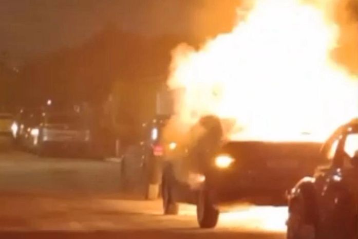 Carro é completamente destruído por incêndio em rua de Maceió