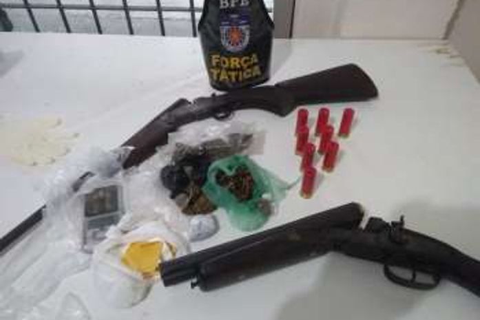 Suspeitos de tráfico de drogas morrem após trocar tiros com a polícia no Feitosa