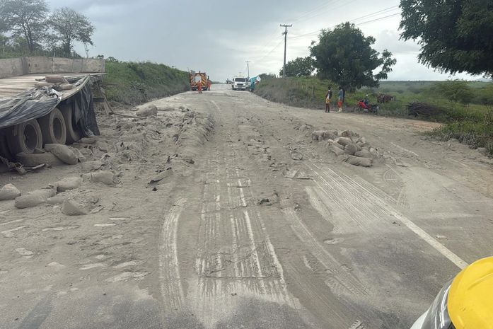 Acidente na AL-220 envolve ambulância e três veículos no Sertão de Alagoas