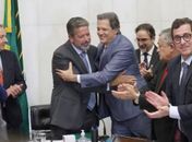Lira recebe, das mãos de Haddad, projeto de regulamentação da reforma tributária