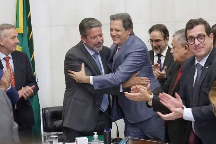 Lira recebe, das mãos de Haddad, projeto de regulamentação da reforma tributária