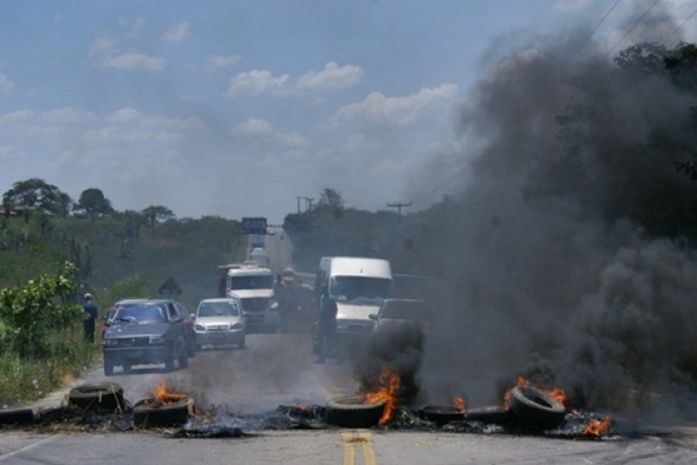 Protesto de complementares interdita rodovia