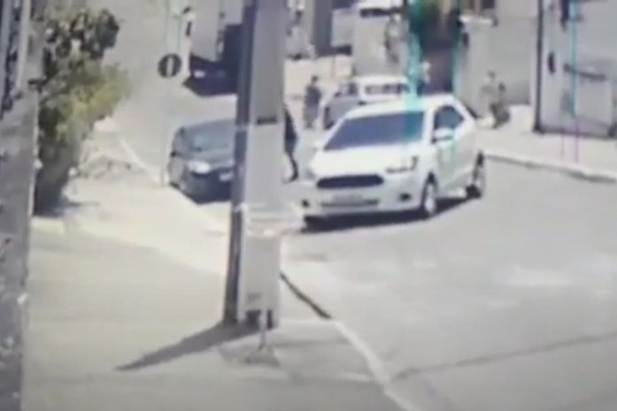 Polícia divulga vídeo de troca de tiros em rua no bairro do Farol, em Maceió; assista