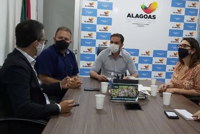 Reitor firma parceria que vai garantir EPIs para unidades assistenciais da Uncisal