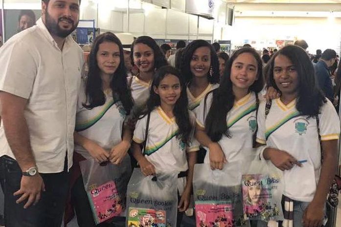 Prefeito de Santana do Mundaú leva alunos da rede municipal à Bienal do Livro