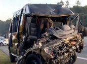 Carro que vinha na contramão bateu de frente com van na Rodovia dos Bandeirantes.