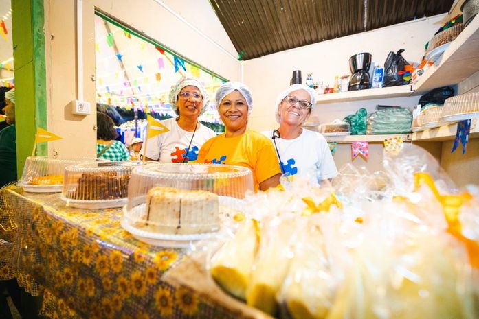 Renda extra no São João: Mulheres assistidas pelo Cras vendem culinária junina na Vila Massayó
