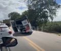Van capota após colisão com carro e interdita parte da BR-316, em Pilar