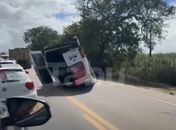 Van capota após colisão com carro e interdita parte da BR-316, em Pilar