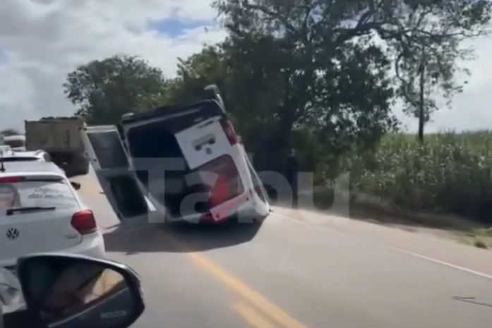 Van capota após colisão com carro e interdita parte da BR-316, em Pilar