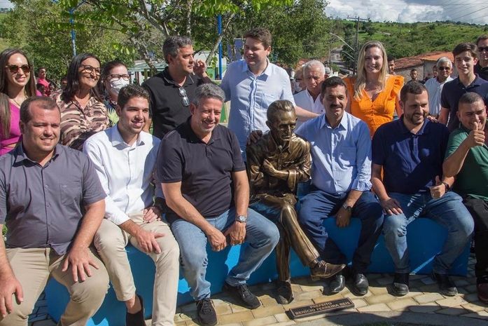 Marlan Ferreira homenageia avô, inaugurando estátua do ex-prefeito Benício Ferreira