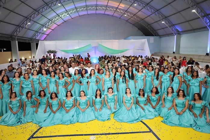 Prefeitura de Santana do Mundaú realiza sonho de 55 debutantes com noite especial do projeto Meus 15 Anos