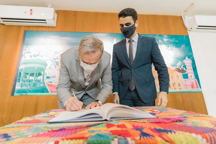 Prefeito de Maceió, JHC, transmite cargo para o vice Ronaldo Lessa