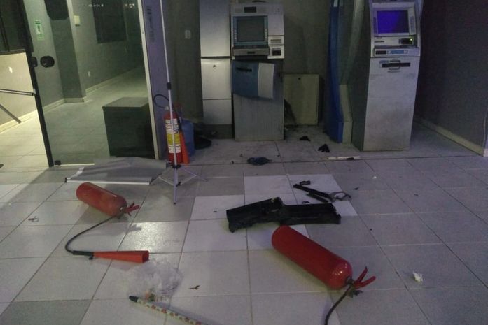 Caixas eletrônicos ficaram destruídos